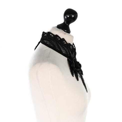 SiaLinda: Brustschmuck Halsschmuck Morticia mit schwarzen Rosen, weißen Perlen & Federn